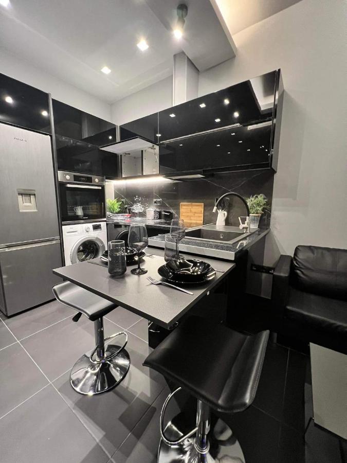 Luxury Black And White Interior Apartments Каламата Екстер'єр фото